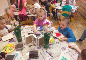 Dzieci komponują mydełko dobierając składniki własnego upodobania.