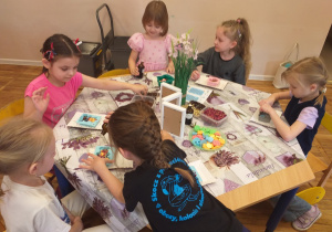 Dzieci komponują własne mydełko z przeznaczonych do tego materiałów.