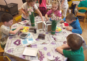 Dzieci rozmawiają na temat doboru składników.