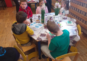 Dzieci wymieniają się swoimi spostrzeżeniami.