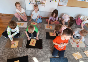 Dzieci prezentują swoje geometryczne układanki