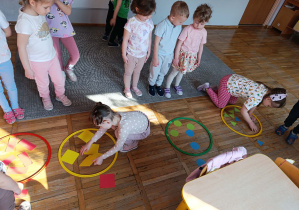 Dzieci segregują figury geometryczne.