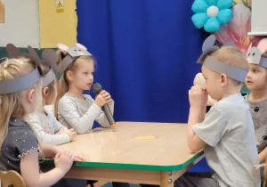 Dziewczynka recytuje wiersz.