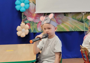 Chłopiec recytuje wiersz.