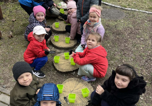 Dzieci przygotowują doniczki do sadzenia roślin.