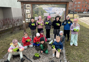 Dzieci pozują z własnoręcznie zasadzonymi roślinami.
