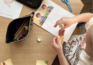 Zdjęcie przedstawia dzieci układające logicznie historyjkę o sadzeniu tulipanów