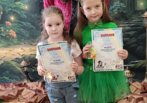 Na zdjęciu dziewczynki występujące w konkursie pozują z dyplomami i osobą przebraną za Jana Brzechwę.