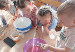 Chłopiec wsypuje sól do białek.