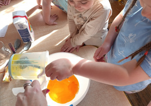 Dziewczynka wlewa jajka do miski.