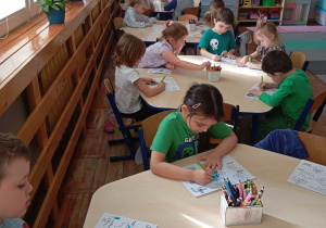 Dzieci z grupy Odkrywcy podczas pracy plastycznej pt. "Jak oszczędzać wodę"