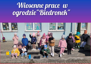 Zdjęcie grupowe dzieci po zakończonej pracy w ogrodzie