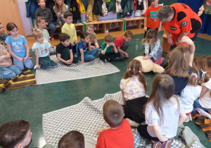 Dziecko wykonuje czynności ratujące życie na fantomie.