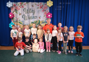 Pamiątkowa fotografia z ratownikiem medycznym dzieci z grupy Smerfy.