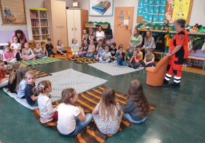 Ratownik medyczny mówi dzieciom jak można komuś pomóc przed przyjazdem pogotowia ratunkowego.