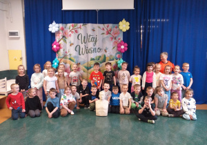 Pamiątkowa fotografia z ratownikiem medycznym dzieci z grup: Misie, Żabki, Motylki.