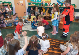 Dzieci ćwiczą czynności, które należy wykonać jeśli ktoś się zakrztusi.