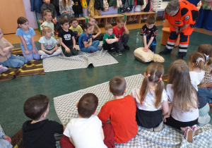 Dziecko wykonuje czynności ratujące życie na fantomie