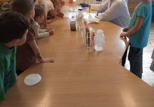 Dzieci obserwują przeprowadzane eksperymenty.