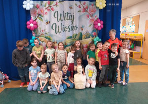 Pamiątkowa fotografia z ratownikiem medycznym dzieci z grupy Odkrywcy.