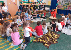 Ratownik medyczny wykonuje czynności ratujące życie na fantomie.