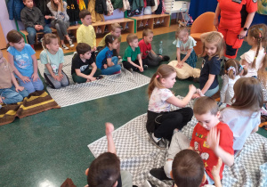 Dziecko wykonuje czynności ratujące życie na fantomie.