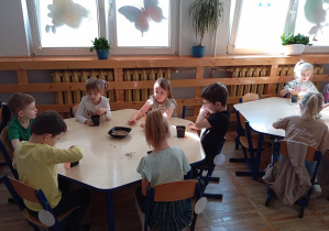 Na zdjęciu widzimy dzieci z grupy Odkrywcy podczas siania owsa.