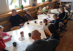 Na zdjęciu dzieci z grupy Odkrywcy wraz z rodzicami podczas wspólnego dekorowania prac związanych z tematyką Wielkiejnocy.