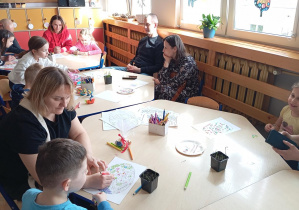 Na zdjęciu widzimy dzieci wraz z rodzicami podczas Warsztatów Wielkanocnych.