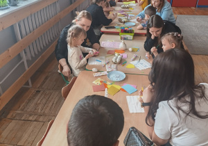 Rodzice z dziećmi podczas zabaw plastycznych.