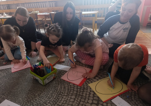 Dzieci i rodzice podczas zabawy Wyturlaj pisankę.