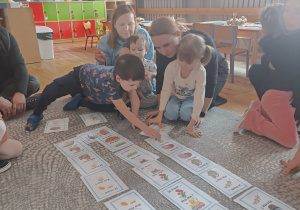 Dzieci i rodzice podczas zabawy Ja mam – kto ma.