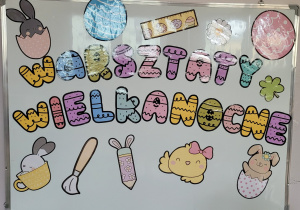 Tablica z dekoracją świąteczną i napisem warsztaty wielkanocne.