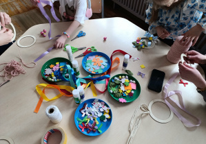 Zdjęcie przedstawiające stół, na którym znajdują się materiały wykorzystywane podczas warsztatów wielkanocnych do wykonania ozdoby.