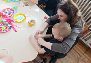 Mama wraz z synem wykonują ozdobę wielkanocną.