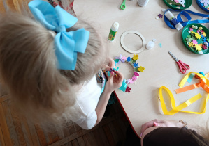 Dziewczynka z grupy „Misie” wykonuje wianek wielkanocny.