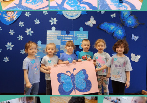 Kolaż zdjęć, na których dzieci z grupy Biedronki malują niebieskiego motyla oraz gotowy plakat.