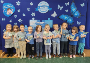 Dzieci z grupy Słoneczka prezentują wykonane przez siebie niebieskie motyle.