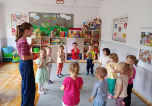 Przedszkolaki wraz ze swoim gościem tańczą do piosenki.