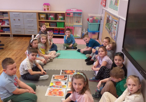 Zdjęcie przedstawia dzieci poznające różne wyroby z marchewki.