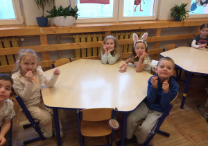 Zdjęcie przedstawia dzieci zajadające marchewkę.