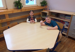 Zdjęcie przedstawia dzieci zajadające marchewkę.