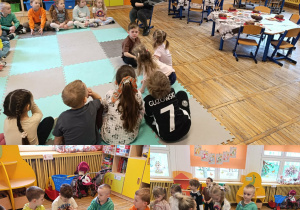 Kolaż zdjęć z grupy Misie podczas warsztatów z dnia czekolady.