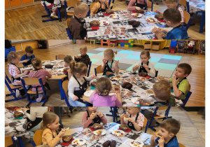 Kolaż zdjęć dzieci z grupy Żabki podczas degustacji czekolady.