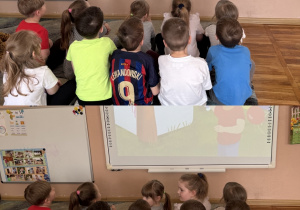 Smerfy oglądają historię dotyczącą kolejnego czuciaka