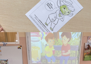 Kolaż przedstawia Smerfy wykonujące karty pracy do albumów i oglądające film