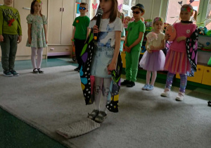 Dzieci prezentują przed rodzicami swoje umiejętności recytatorskie i wokalne.