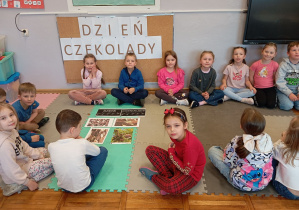 Dzieci z grupy Odkrywcy podczas aktywności związanych z Dniem Czekolady.