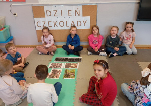 Na zdjęciu dzieci z grupy Odkrywcy poznają słodkie przysmaki.