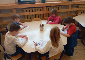 Na zdjęciu widzimy dzieci z grupy Odkrywcy podczas wykonywania pracy plastycznej z okazji Dnia Czekolady.